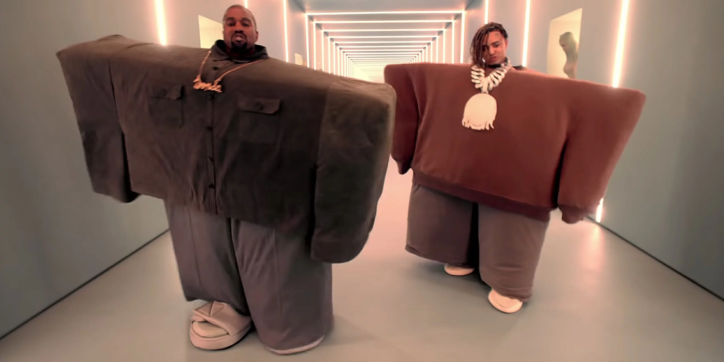 Kanye West dan Lil Pump di video klip lagu I Love It